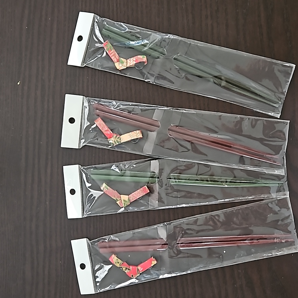 NEW. 4 PAIRS WOODEN CHOPSTICK.